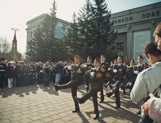 Участники шествия прибыли к мемориалу «Вечный огонь»