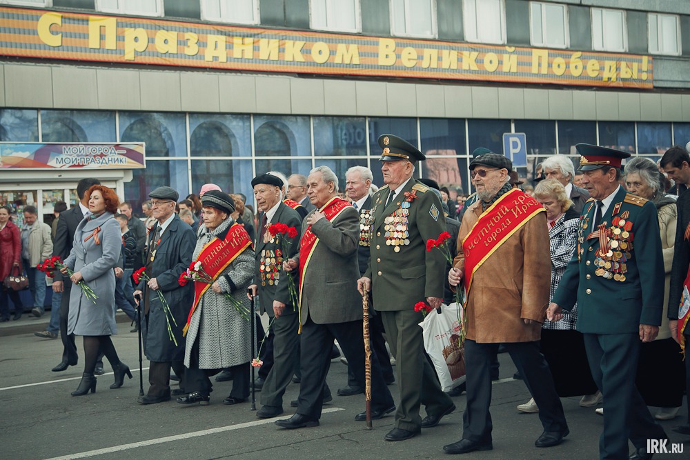 Возле гостиницы «Ангара» к колонне примкнули еще ветераны