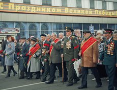 Возле гостиницы «Ангара» к колонне примкнули еще ветераны