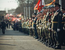 Остановка шествия на площади декабристов, возложение цветов к мемориалу