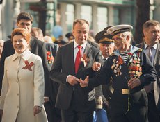 На улице Карла Маркса к шествию присоединился губернатор Иркутской области Сергей Ерощенко и ветераны
