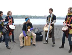 Заводными ритмами прохожих удивляли музыканты студии этнической перкуссии «Этнобит»