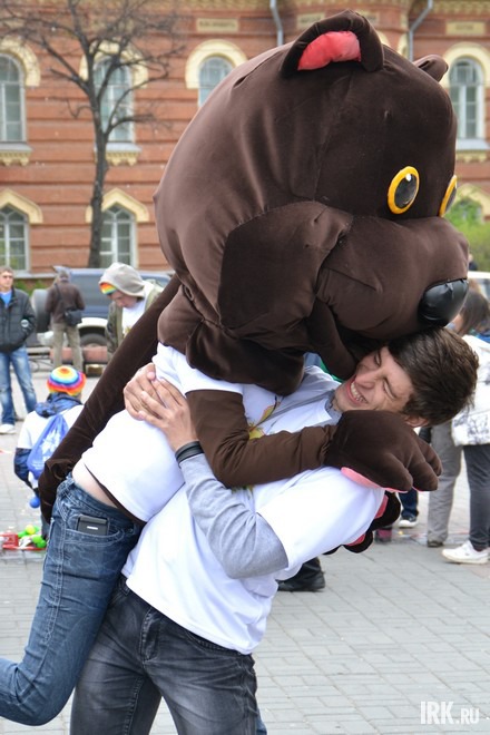 По набережной ходил бабренок — символ праздника, с которым можно было сфотографироваться