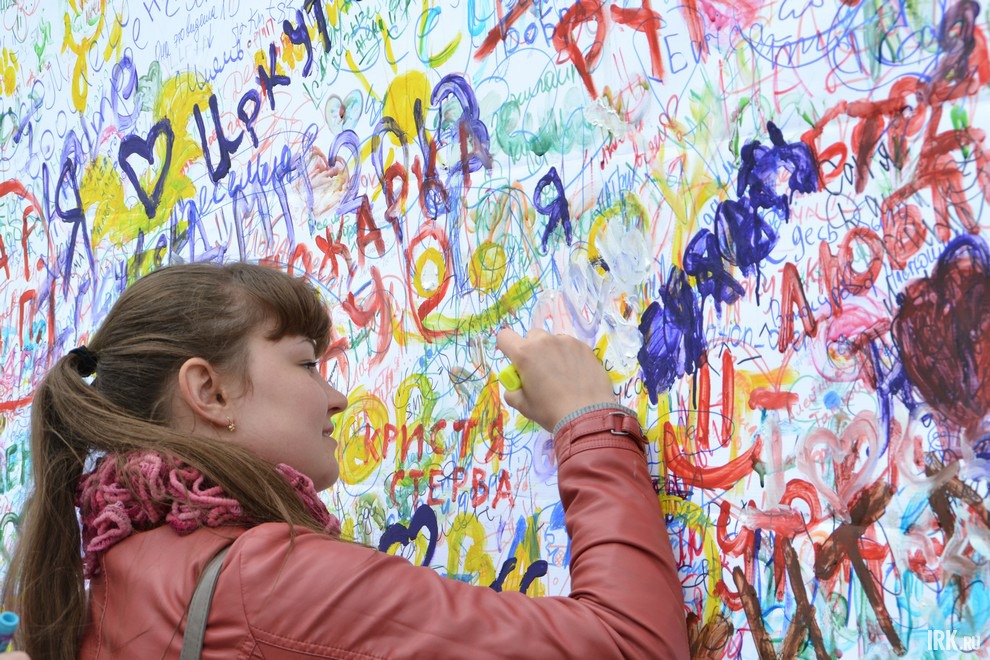 Около памятника Александру Третьему организаторы установили большой стенд, на котором можно было почитать надписи или самому написать что-нибудь