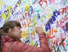 Около памятника Александру Третьему организаторы установили большой стенд, на котором можно было почитать надписи или самому написать что-нибудь