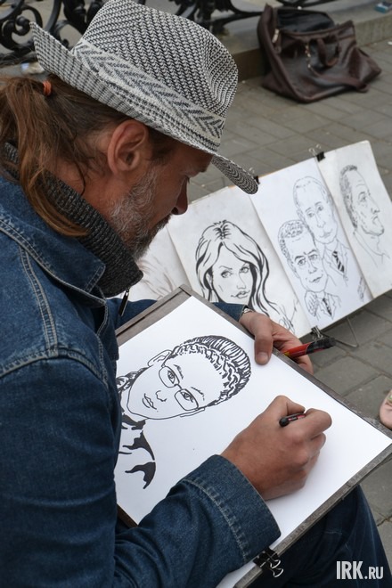 На празднике можно было заказать свой портрет профессиональному художнику