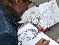 На празднике можно было заказать свой портрет профессиональному художнику