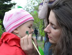 Гости праздника могли прямо на набережной сделать себе забавный грим