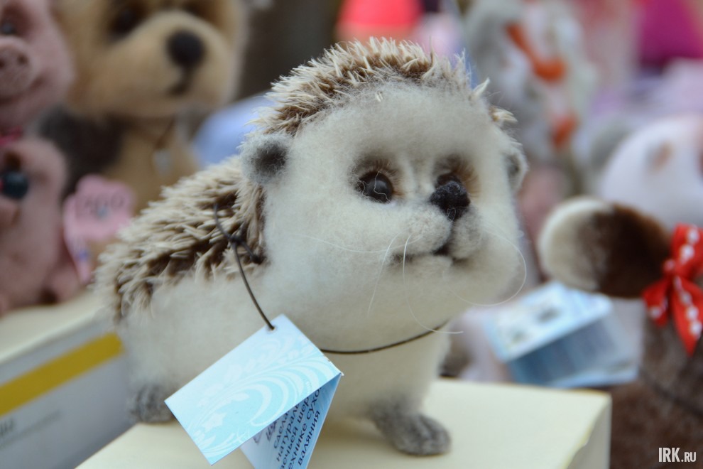 Здесь же мастера хэнд-мейда продавали свои поделки