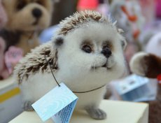 Здесь же мастера хэнд-мейда продавали свои поделки