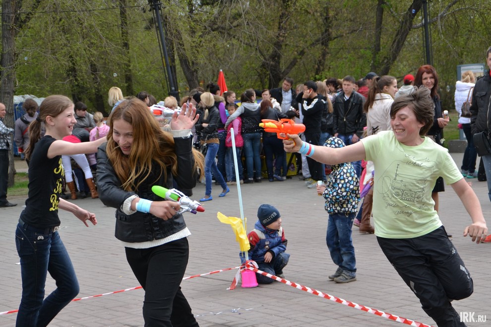 Несмотря на пасмурную погоду, желающих поиграть в водные пистолеты было много