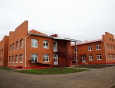 Детсад представляет собой современный комплекс, в нем есть музыкальный и спортивный залы, игровые комнаты, спальни, медицинский и методический кабинеты, игровые и физкультурные площадки.