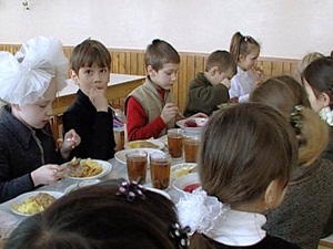 Дети в школьной столовой. Фото из архива АС Байкал ТВ