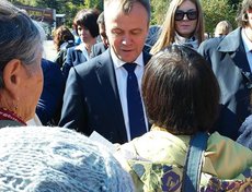 На встрече с жителями Академгородка 21 сентября. Местная управляющая компания обанкротилась, люди боятся остаться без вовремя включенного отопления в домах, есть проблемы с вывозом мусора. Вопросы на стадии решения: выбирают новую УК, муниципальные предпр