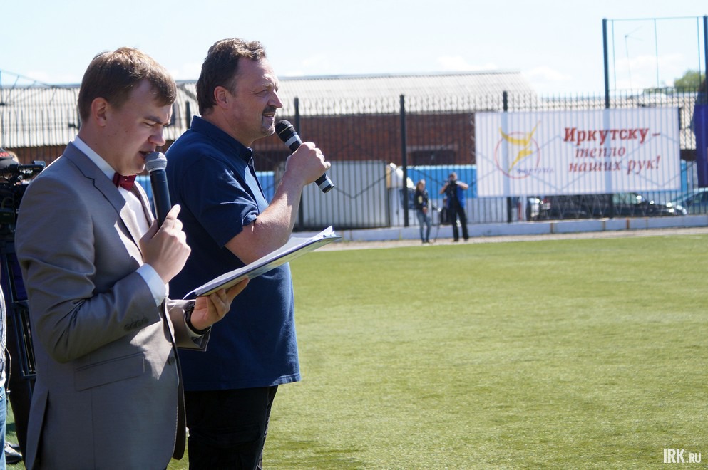 В 11:00 на стадионе «Локомотив» начался товарищеский матч между сборной Иркутска и московской командой «Артист». Комментировал игру Виктор Гусев