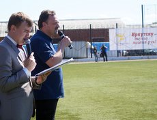В 11:00 на стадионе «Локомотив» начался товарищеский матч между сборной Иркутска и московской командой «Артист». Комментировал игру Виктор Гусев