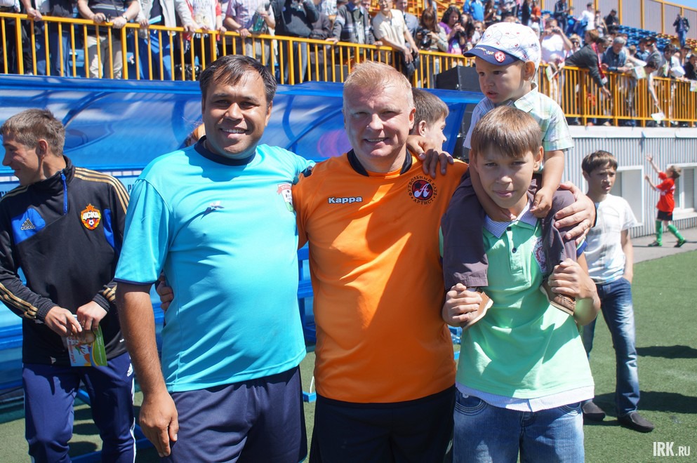 После игры поклонникам представилась возможность пообщаться со звездами