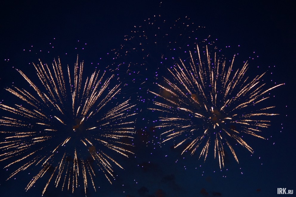 Завершился праздник салютом