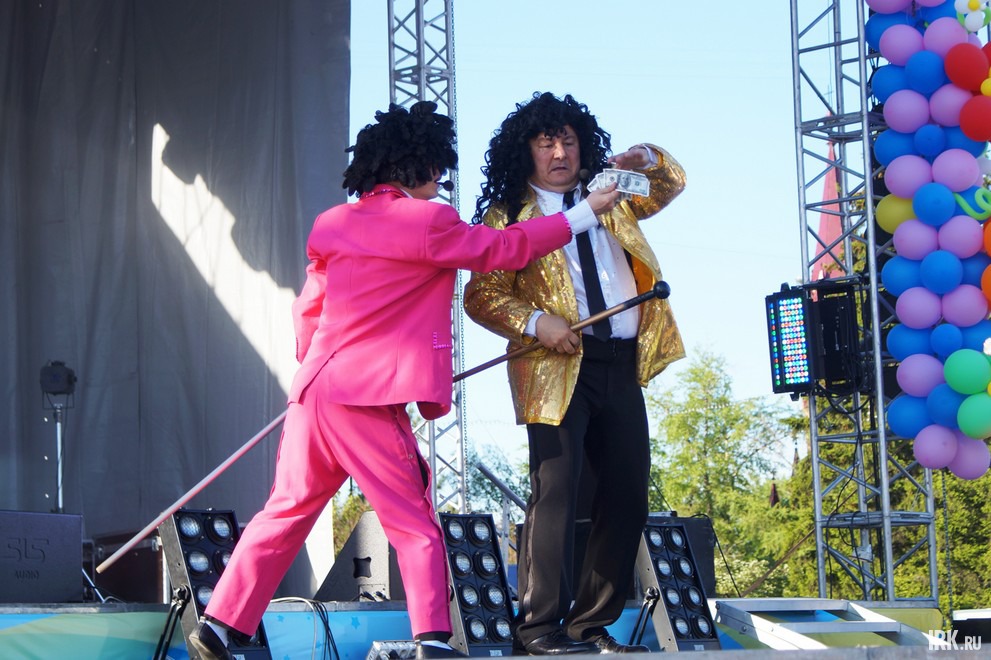 После карнавала иркутян ждали на площади Кирова. Там в 17:30 начался вечерний праздничный концерт