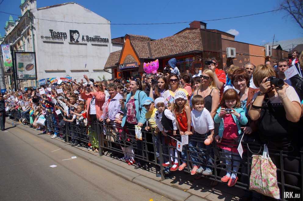 В 14:00 в городе начался праздничный карнавал. Посмотреть на яркое зрелище пришли тысячи иркутян