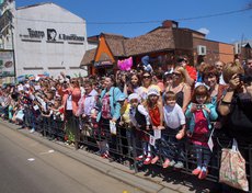 В 14:00 в городе начался праздничный карнавал. Посмотреть на яркое зрелище пришли тысячи иркутян