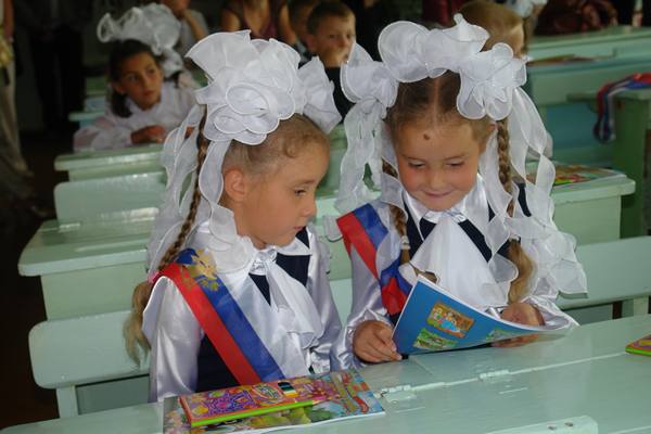 Двойняшки-первоклассницы Соня и Тоня