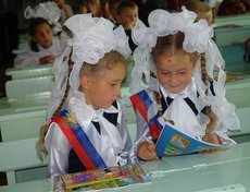 Двойняшки-первоклассницы Соня и Тоня