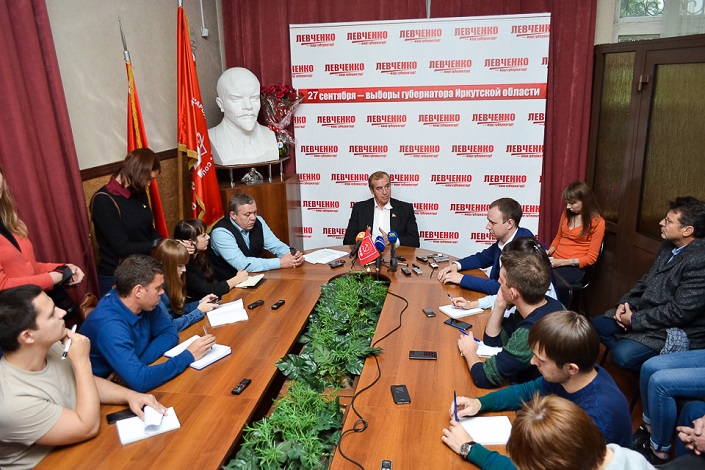 Сергей Левченко на пресс-конференции. Фото ИА «Иркутск онлайн»