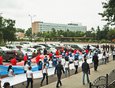 300 человек пронесли белое, синее и красное полотна по улице Ленина от мемориала «Вечный огонь» до дворца спорта «Труд»