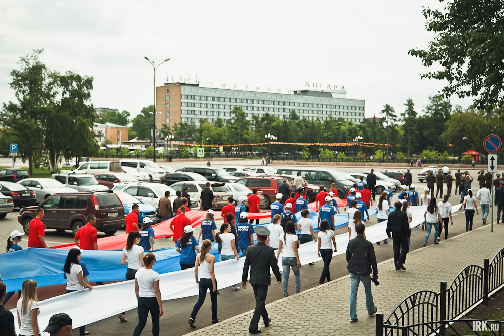 300 человек пронесли белое, синее и красное полотна по улице Ленина от мемориала «Вечный огонь» до дворца спорта «Труд»