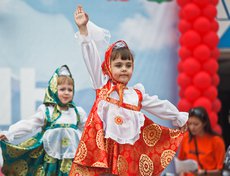 На площади перед спорткомплексом «Труд» состоялся праздничный концерт с участием творческих коллективов города