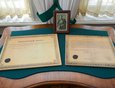 Копии похвального листа и аттестата Михаила Волконского. Оригиналы этих документов хранятся в фондах музея.