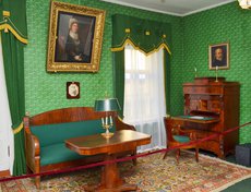 Кабинет князя Волконского. На стене над диваном – подлинный портрет  матери декабриста княгини Александры Николаевны Волконской.
