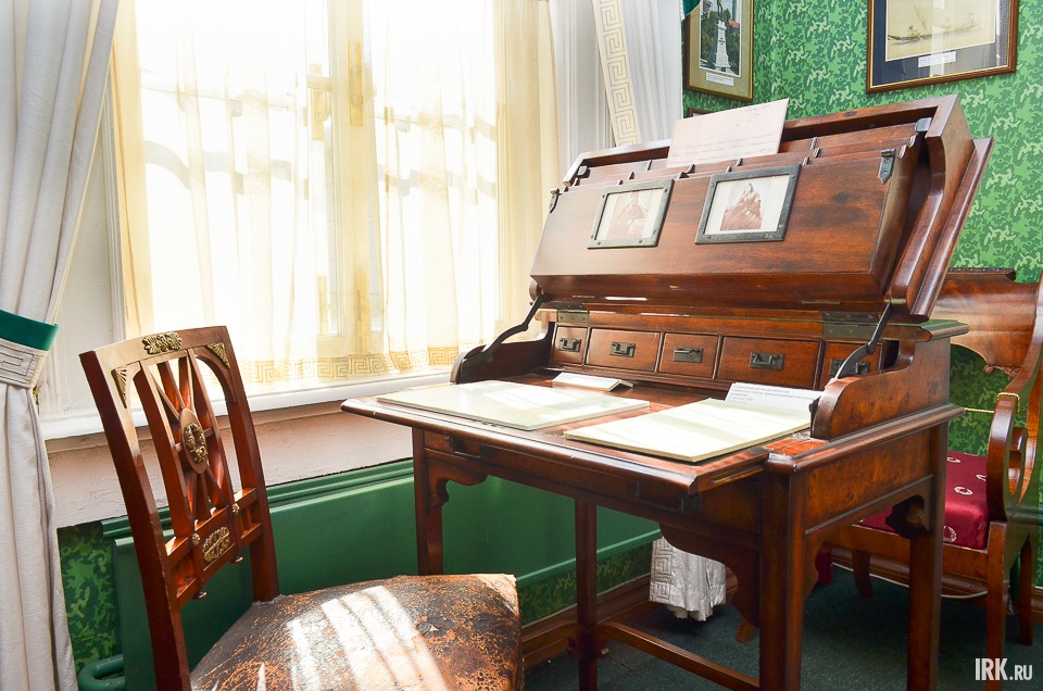 Походный стол и документы Михаила.