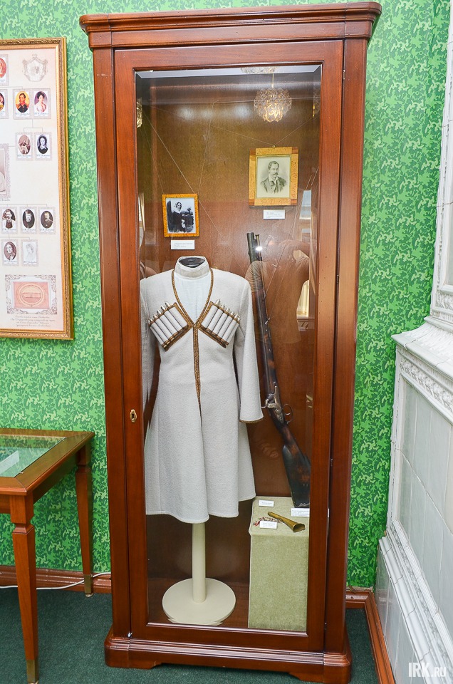 В витрине выставлены репродукция черкески (маскарадный костюм) и охотничье ружье Михаила Волконского.