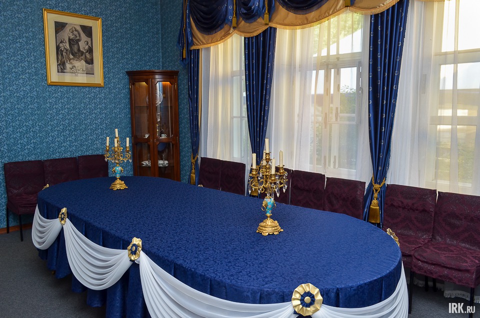 В столовой усадьбе можно увидеть стол, изготовленный в 19 веке.