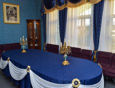 В столовой усадьбе можно увидеть стол, изготовленный в 19 веке.