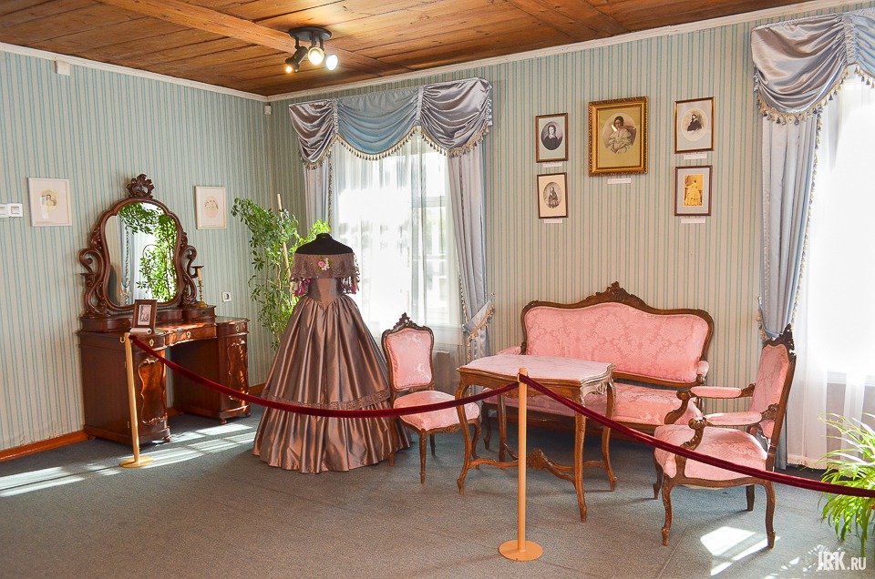 Будуар младшей дочери Елены. Частично восстановлен интерьер дамской комнаты.