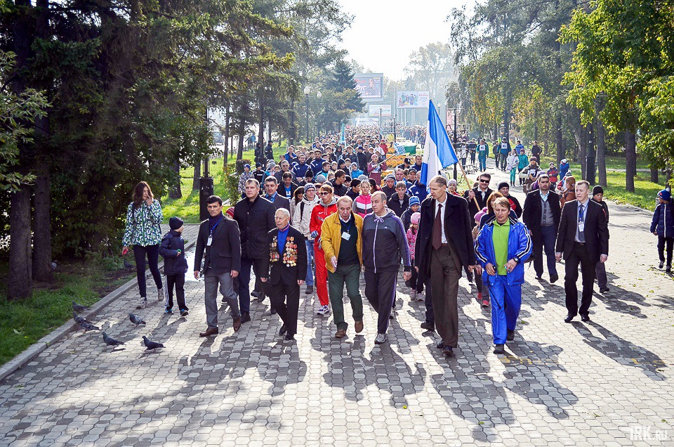 Участники прошли колонной от дворца спорта «Труд» до набережной.