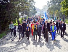 Участники прошли колонной от дворца спорта «Труд» до набережной.