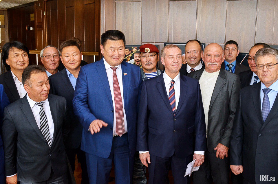 После церемонии Сергея Левченко поздравил Вячеслав Мархаев, депутат Госдумы от Республики Бурятия.