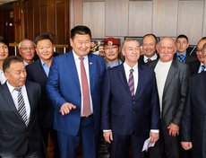 После церемонии Сергея Левченко поздравил Вячеслав Мархаев, депутат Госдумы от Республики Бурятия.