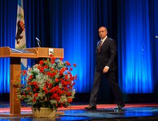 Под бурные овации на сцену вышел Сергей Георгиевич Левченко.