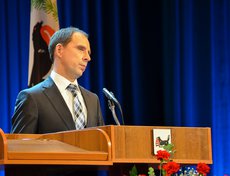 Эдуард Девицкий, руководитель облизбиркома, зачитал итоги выборов и признал их состоявшимися и действительными.