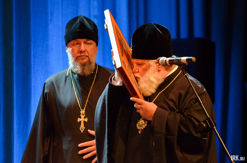 Митрополит Иркутский и Ангарский Вадим пожелал Сергею Левченко не забывать о своем лозунге «Услышу голос каждого» и подарил икону первосвятителя Иннокентия Иркутского как знак верного служения.