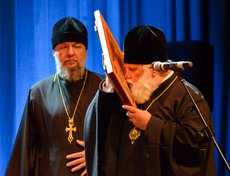 Митрополит Иркутский и Ангарский Вадим пожелал Сергею Левченко не забывать о своем лозунге «Услышу голос каждого» и подарил икону первосвятителя Иннокентия Иркутского как знак верного служения.