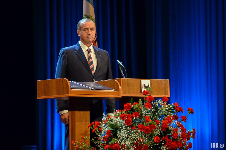 Избранный губернатор поклялся защищать интересы жителей области, уважать права и свободы, соблюдать закон.