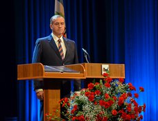 Избранный губернатор поклялся защищать интересы жителей области, уважать права и свободы, соблюдать закон.