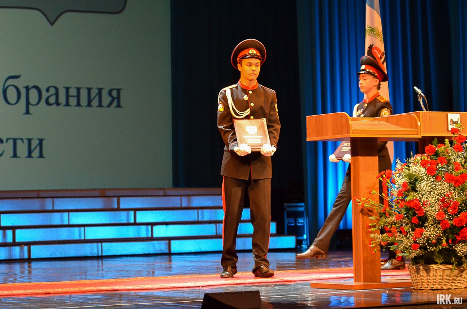 Кадеты вносят конституцию и устав Иркутской области.