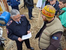 Антон Кузьмин передал исполняющему обязанности начальника ОМВД по Шелеховскому району Вячеславу Киму предостережение Западно-Байкальской природоохранной прокуратуры о приостановлении работ на скальнике Старая крепость.